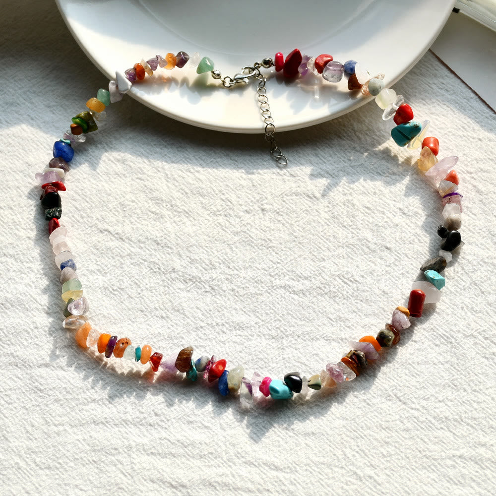 Frauen-Geschenkidee: elegante Halskette mit polierten Natursteinen, zeitlos schön.