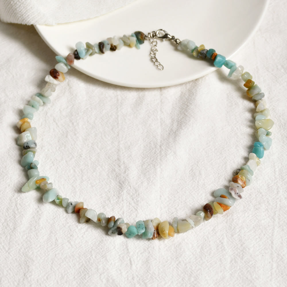 Handgefertigte Damen Edelsteinkette, polierte Natursteine, elegantes Design.