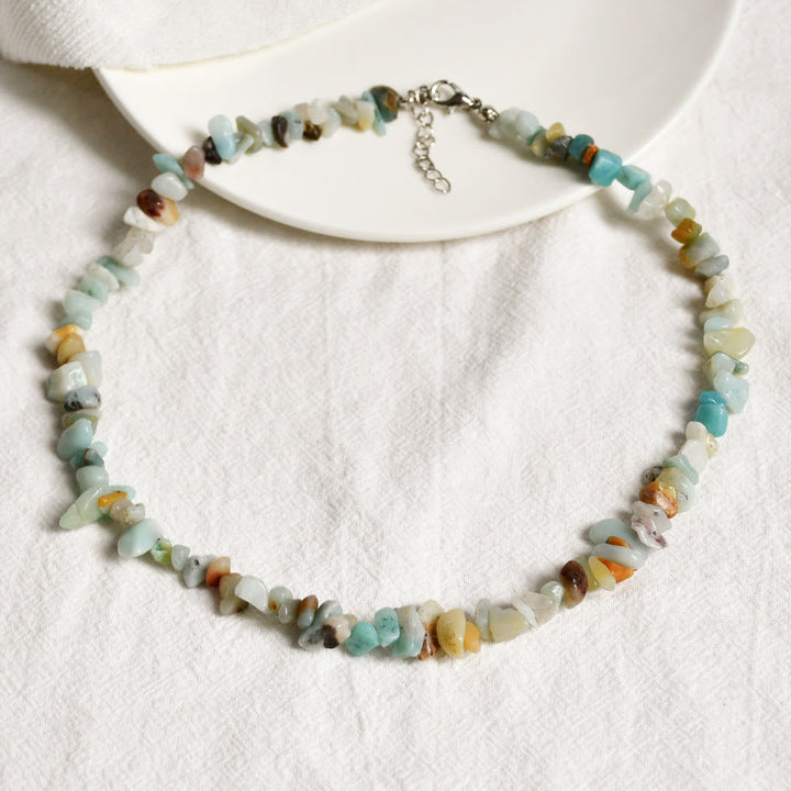 Handgefertigte Damen Edelsteinkette, polierte Natursteine, elegantes Design.
