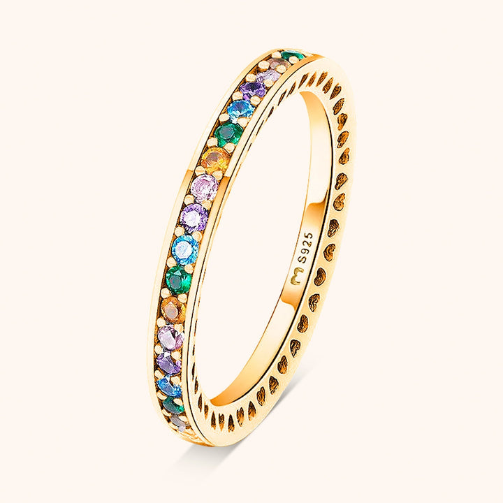 Farbenfroher Regenbogenring am Finger, besetzt mit Zirkonia. Perfekte Geschenkidee für Damen.