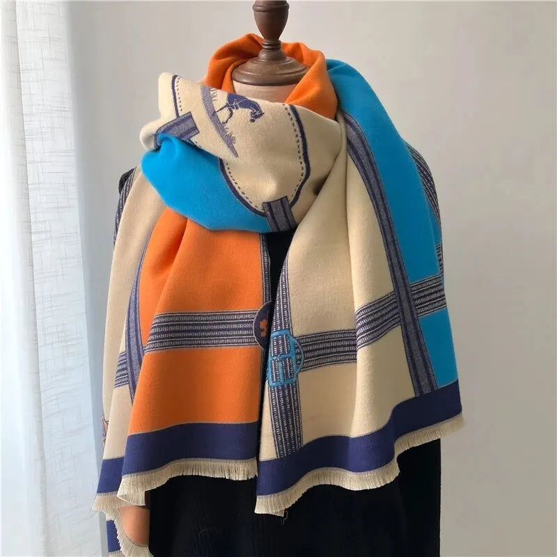 Warmer, weicher Damen Winterschal aus Kaschmirimitat, elegant um den Hals geschlungen. Ideal für kalte Tage.