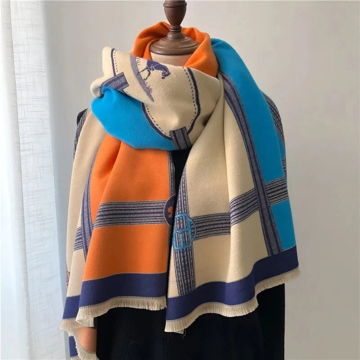 Warmer, weicher Damen Winterschal aus Kaschmirimitat, elegant um den Hals geschlungen. Ideal für kalte Tage.