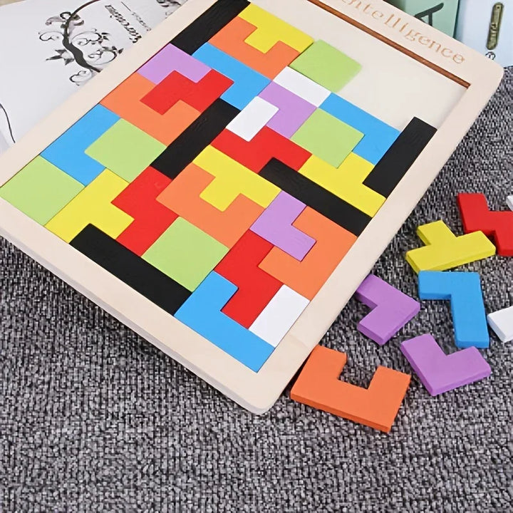 Kinder spielen mit buntem 3D Tangram Holzpuzzle, verbessern Kreativität, Feinmotorik & lernen spielerisch neue Formen.