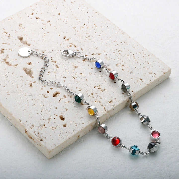 Elegantes Damenarmband mit funkelnden Regenbogen-Kristall-Charms. Modischer Schmuck für jeden Anlass.
