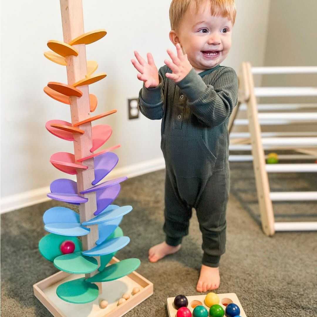 Luca Regenbogen-Murmelturm: Farbenfrohes Klangbaum-Set für interaktives spielerisches Lernen.