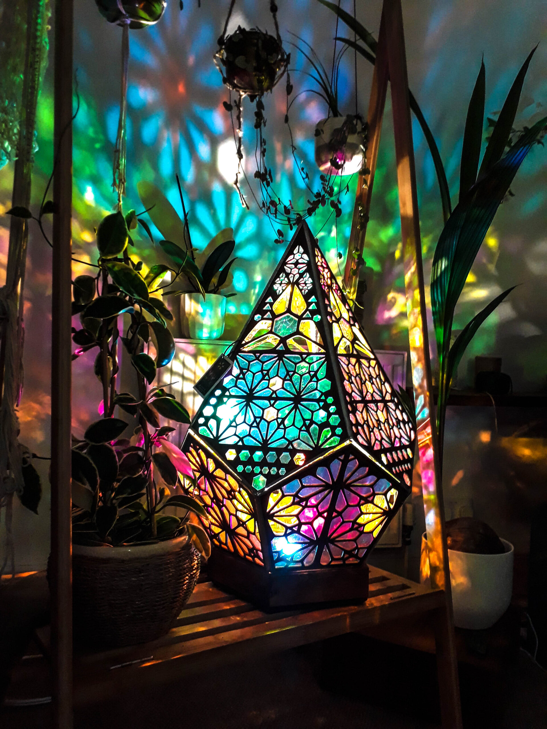 LED Sternenhimmel Tischlampe aus Holz, schafft magisches Ambiente im Wohn- oder Schlafzimmer.