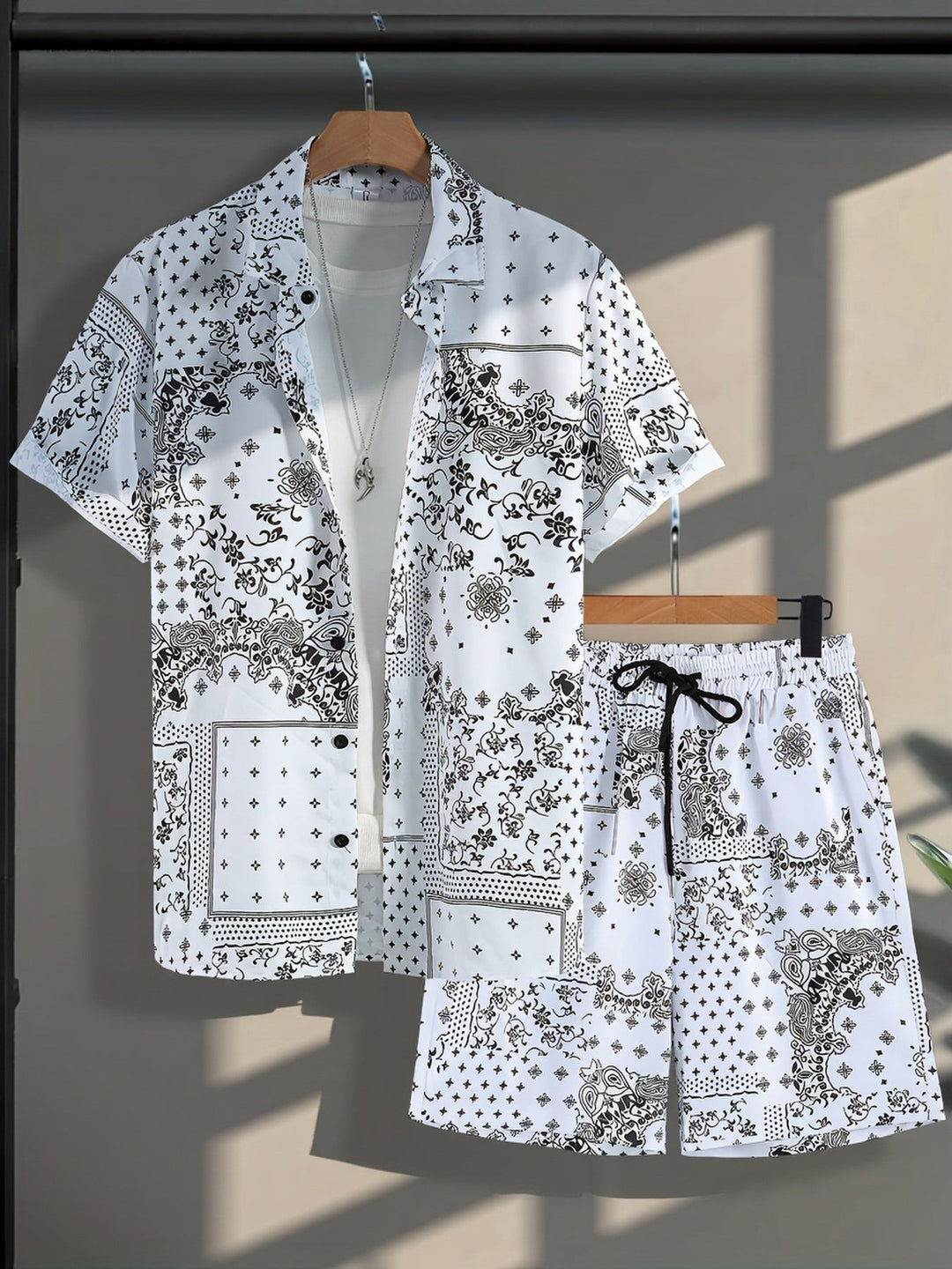 Herren Bandana Print Freizeit Set: stylisches Kurzarm Hemd & bequeme Shorts für den Sommer.