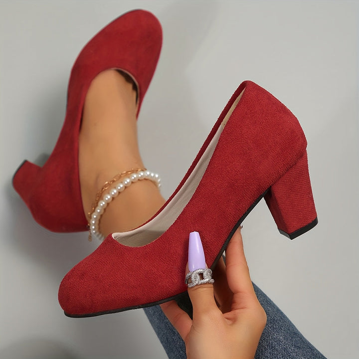 Komfortable Pumps für Damen in Schwarz, weite Passform, 5cm Absatz. Stabile Alltagsschuhe.
