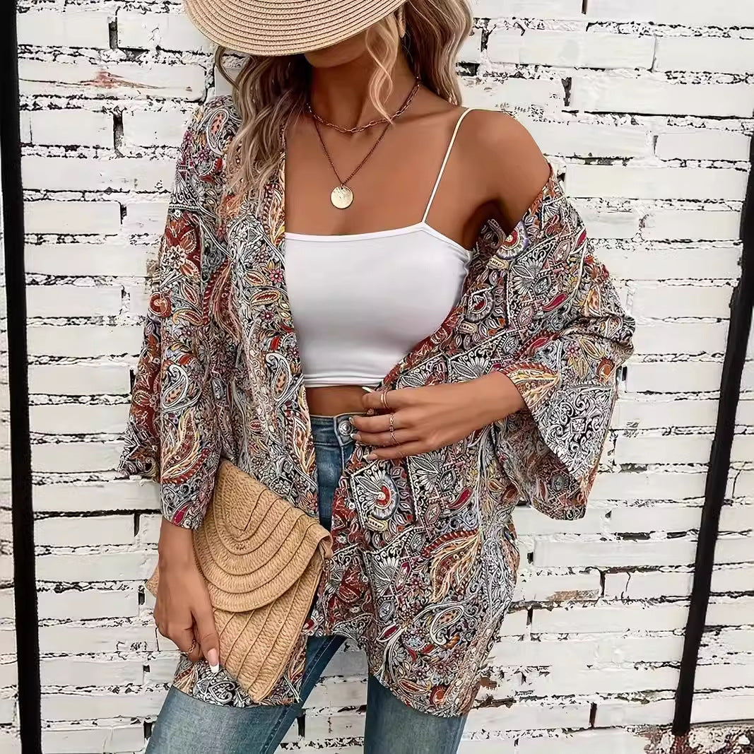 Moderne Damenbluse im eleganten Kimono-Stil mit lebhaftem Ethnomuster. Eine stilvolle Rundhalsbluse für den Alltag.