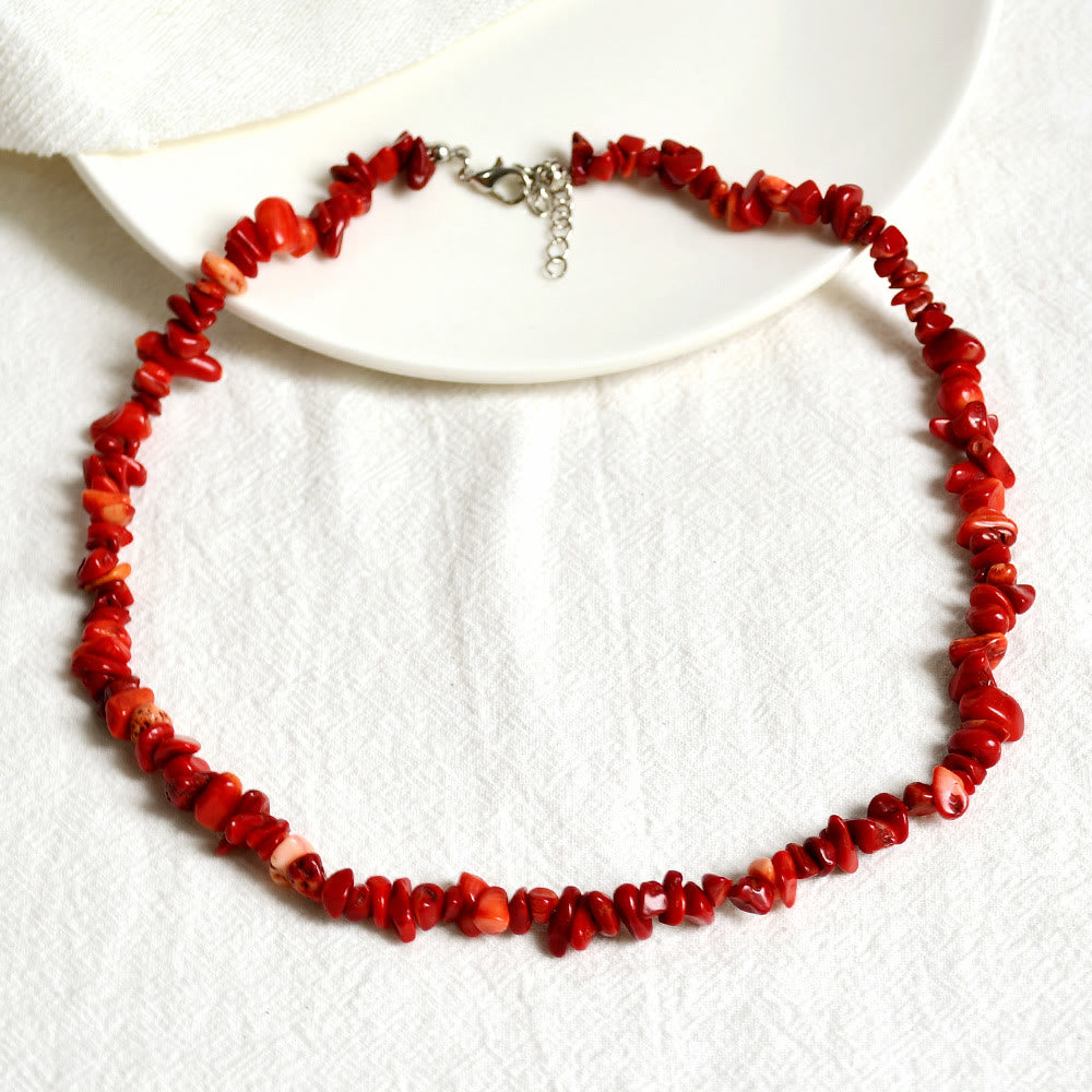 Exklusive Frauenkette mit glatten, polierten Natursteinen; individueller Schmuckstil.