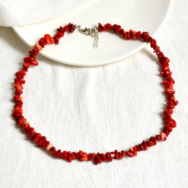 Exklusive Frauenkette mit glatten, polierten Natursteinen; individueller Schmuckstil.