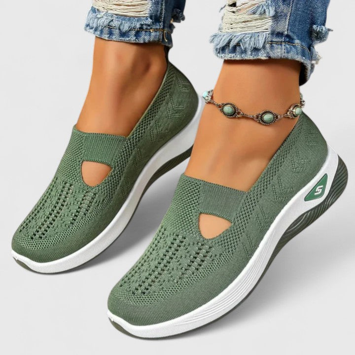 Nahaufnahme der flexiblen Dämpfungssohle der Damen Slip-On Komfortschuhe, für bequemes Gehen & Halt.