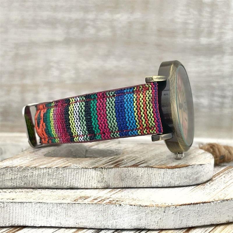 Farbenfrohe Damenuhr mit Regenbogen-Zifferblatt und geflochtenem PU-Lederband im Vintage-Stil.