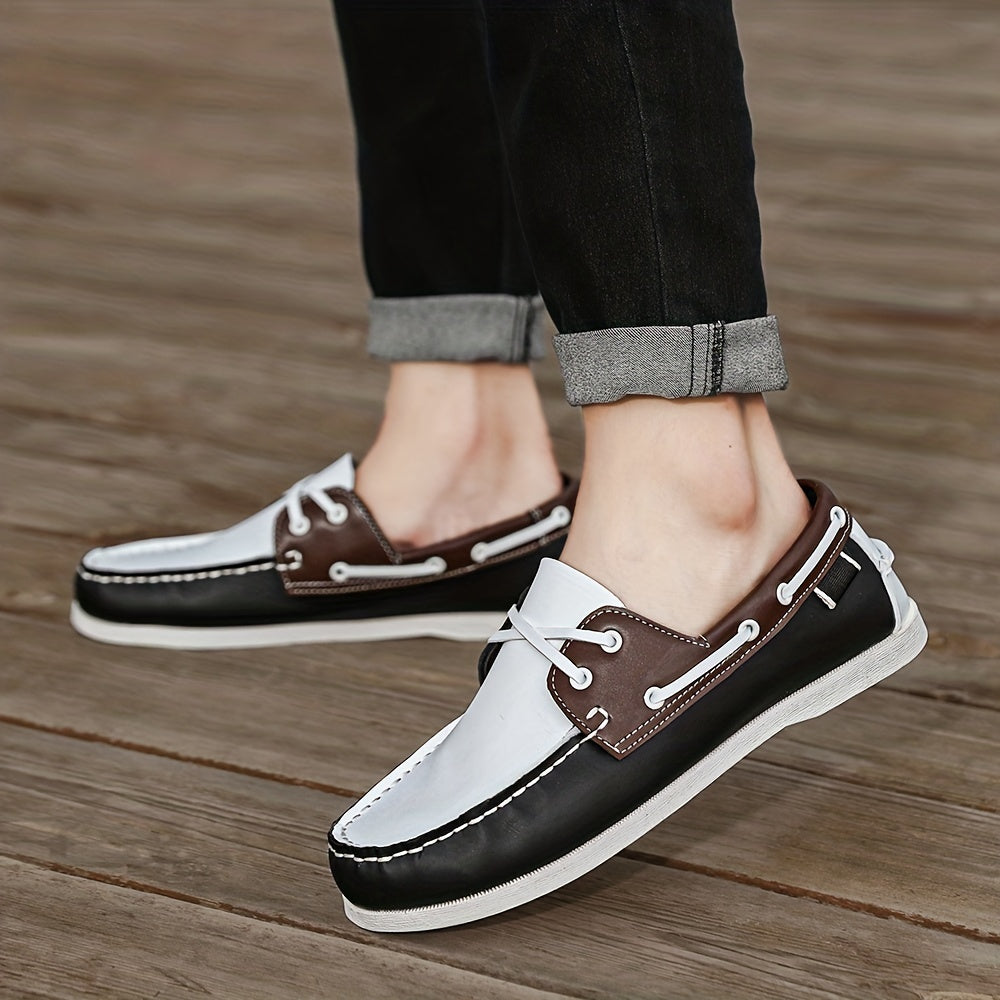 Herren Bootsschuhe beim Segeln. Zeigen Grip & Stil auf dem Bootsdeck. Perfekte Segelschuhe.