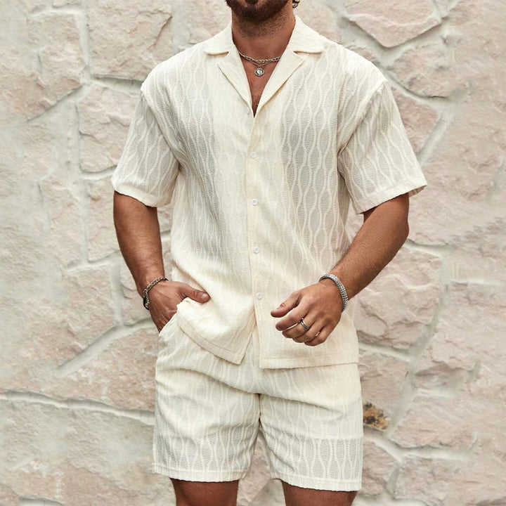 Modisches Herren Sommerset: Bequemes Kurzarmhemd und passende Shorts für Freizeit und Strand.