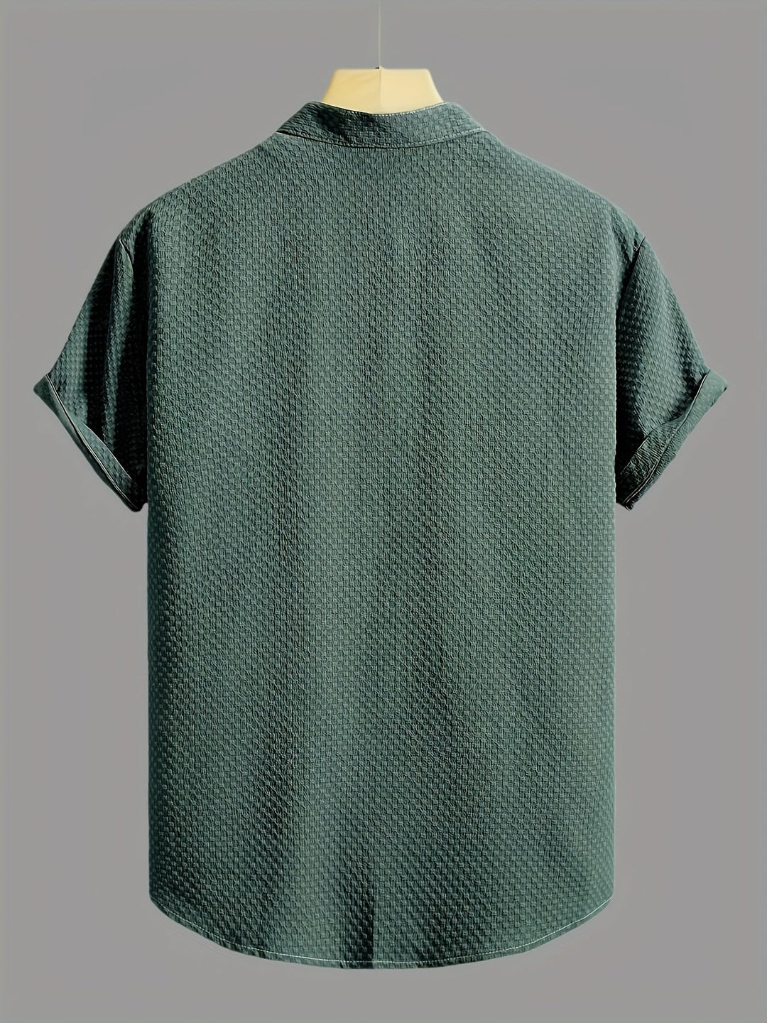 Casual Herren Kurzarmhemd, stilvolles Sommeroutfit für entspannte Stunden im Freien.