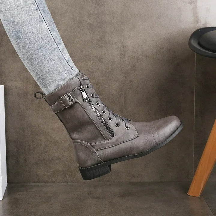 Frau trägt bequeme, orthopädische Damen Komfortstiefel beim Spaziergang im Herbstlaub.