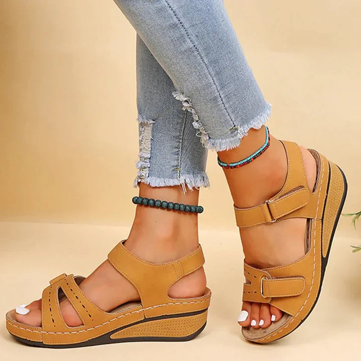 Bequeme Damensandalen orthopädisch mit Fußgewölbeunterstützung, ideal für langes Stehen und Gehen.