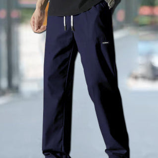 Bequeme Herren Streetwear Hose, gerader Schnitt, locker sitzend für entspannte Tage und Alltag.