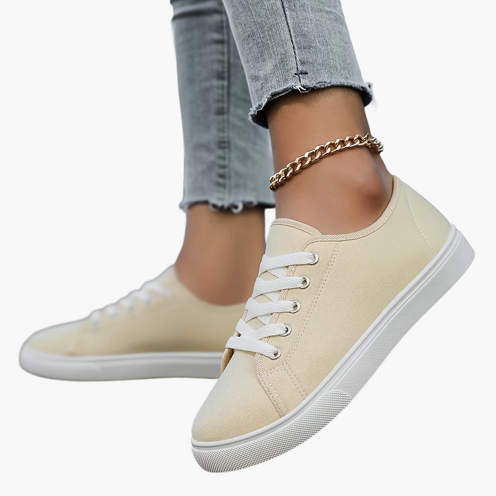Die stilvollen Damen Schnür-Sneaker aus der Nähe, betonen das attraktive Design.