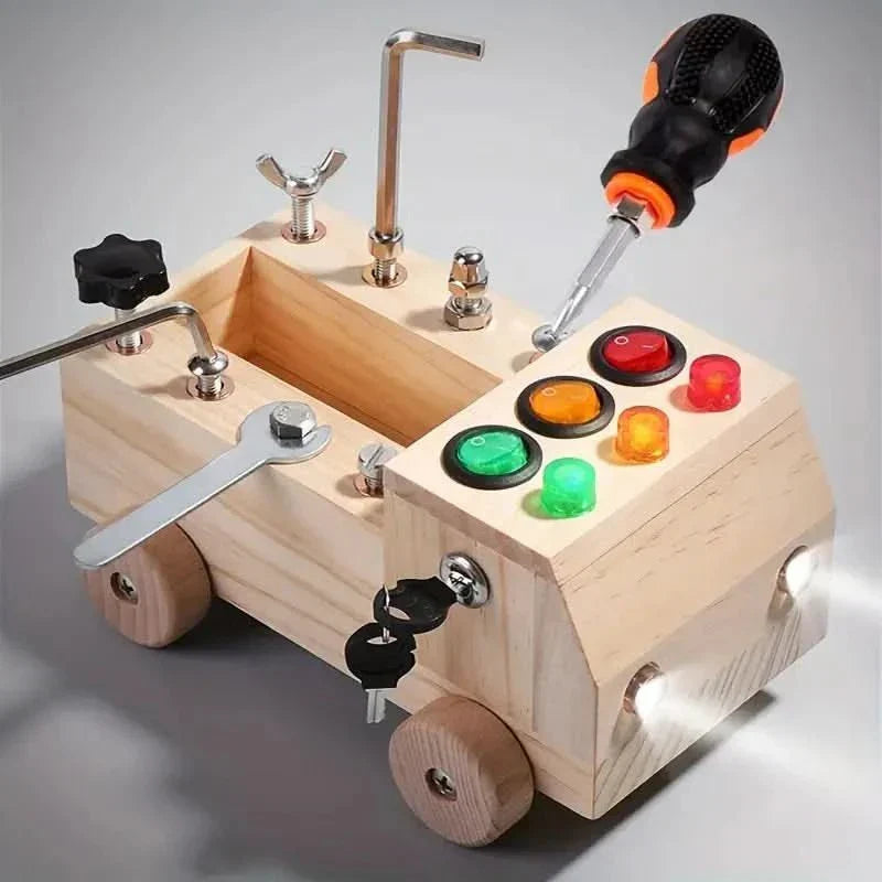 Pädagogisches Montessori Lernspielzeug aus Holz mit Schaltern und LED-Lichtern für Kleinkinder.