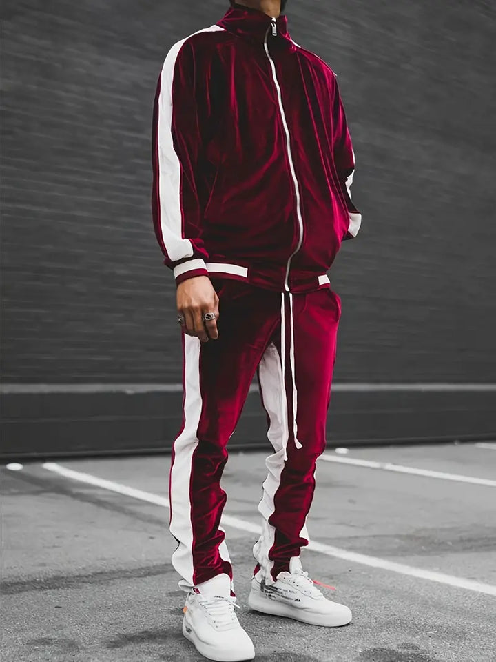 Eleganter Herren Trainingsanzug mit durchgehendem Reißverschluss, für einen sportlich-lässigen Look.