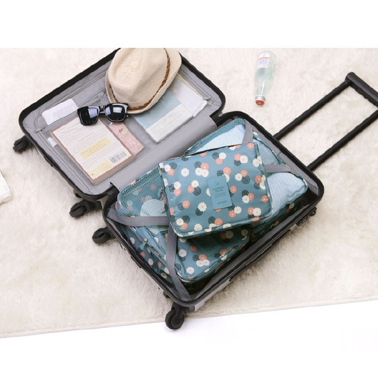 Innenansicht der Reise-Kosmetiktasche: Mehrere Fächer für Make-up & Pflegeprodukte, alles organisiert.