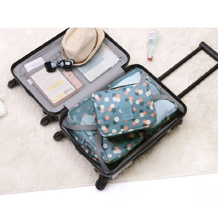 Innenansicht der Reise-Kosmetiktasche: Mehrere Fächer für Make-up & Pflegeprodukte, alles organisiert.