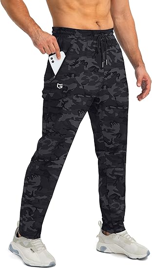 Moderne Herren-Freizeithose im Tapered Fit. Bietet Komfort & Stil für Sport & Reisen.