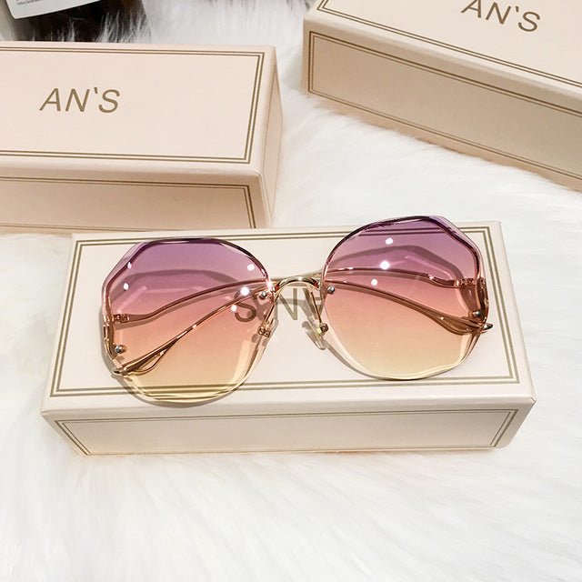 Modische Damen Sonnenbrille im Boho-Stil. Mit stylischem Farbverlauf und zuverlässigem UV-Schutz. Sommer-Accessoire.