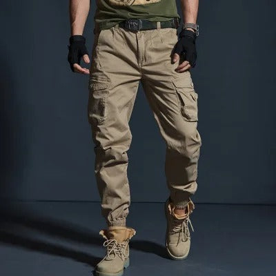 Robuste Herren Cargohose mit praktischen Seitentaschen, perfekt für Outdoor, Streetwear & täglichen Komfort.