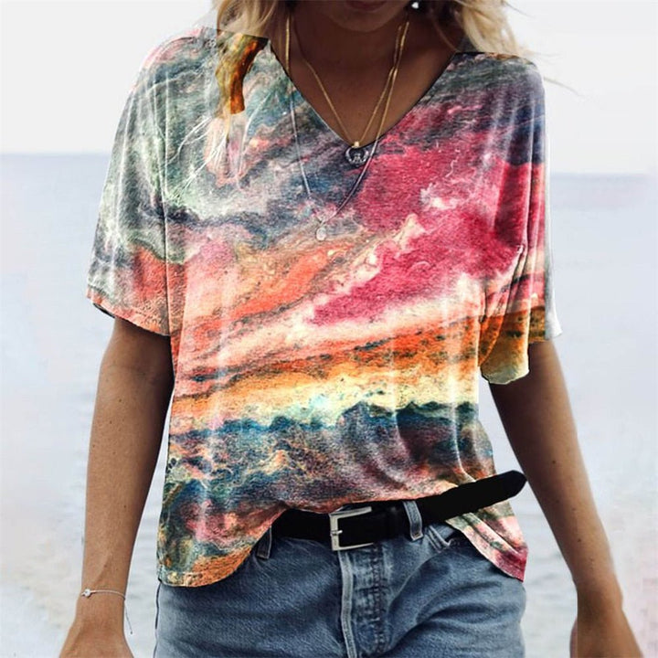 Damen Kurzarm T-Shirt mit modernem Marmormuster und V-Ausschnitt. Lässiger Relaxed Fit für stilvolle Freizeit-Looks.