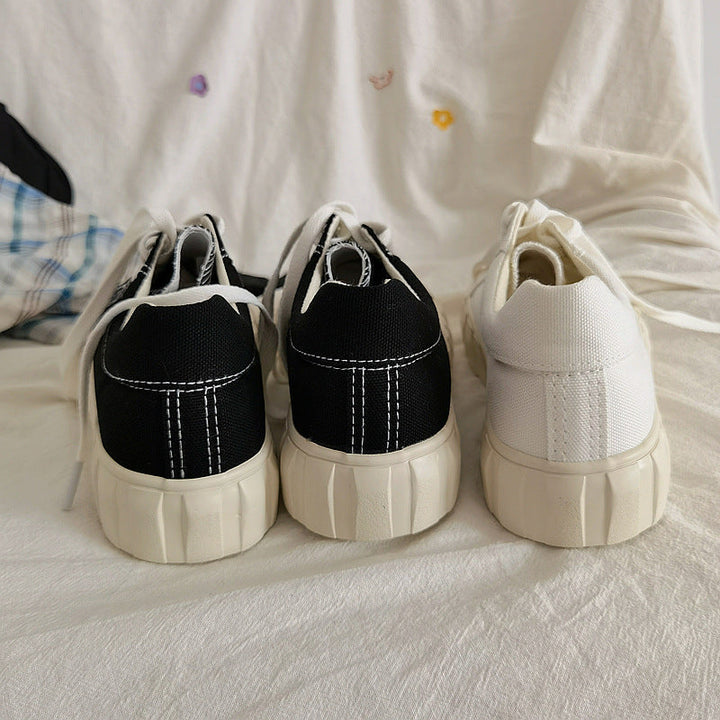 Moderner Low-Top Damen-Sneaker für Frühling und Sommer. Bequemer und stylischer Damenschuh für vielseitige Alltags-Looks.