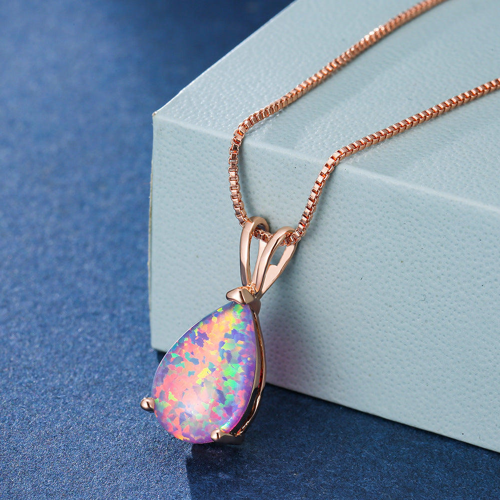 Geschenkidee für Frauen: Elegante Roségold-Halskette mit schillerndem Opal-Tropfen.