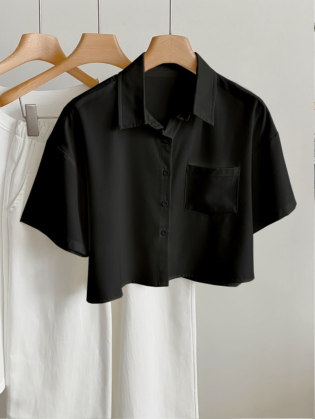Farbige Damenbluse, cropped Schnitt, eleganter Kragen, kurzärmlig, perfekt für warme Tage.