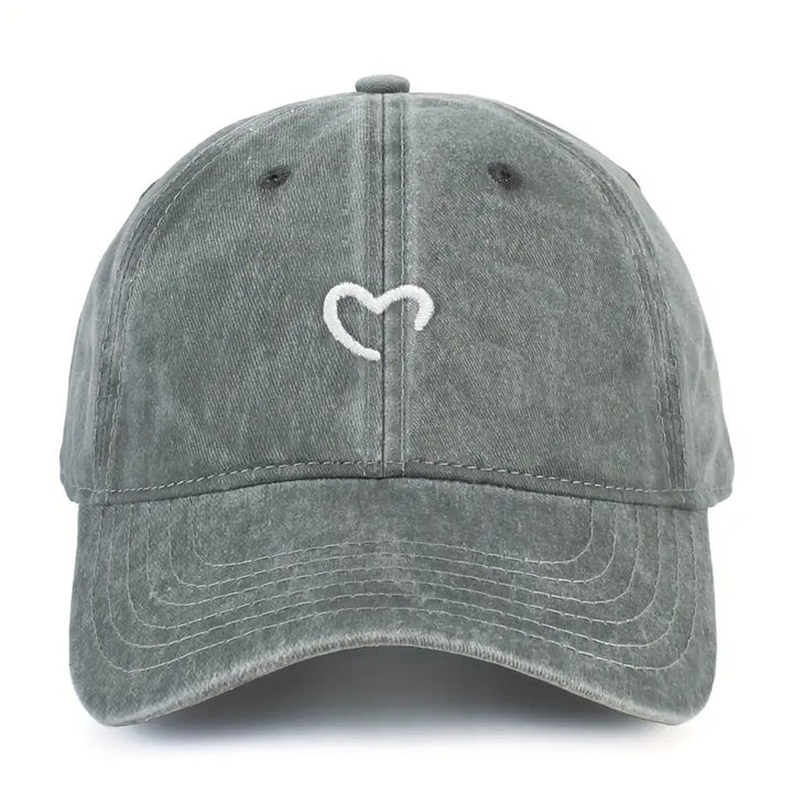 Stilvolle Damen Kappe mit Herzstickerei, ideal für Freizeit & Sommer. Bequemes Mode Accessoire.