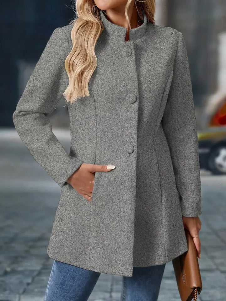 Hochwertige Damen Jacke mit zeitlosem Design. Ideale Oberbekleidung für den eleganten Alltag.