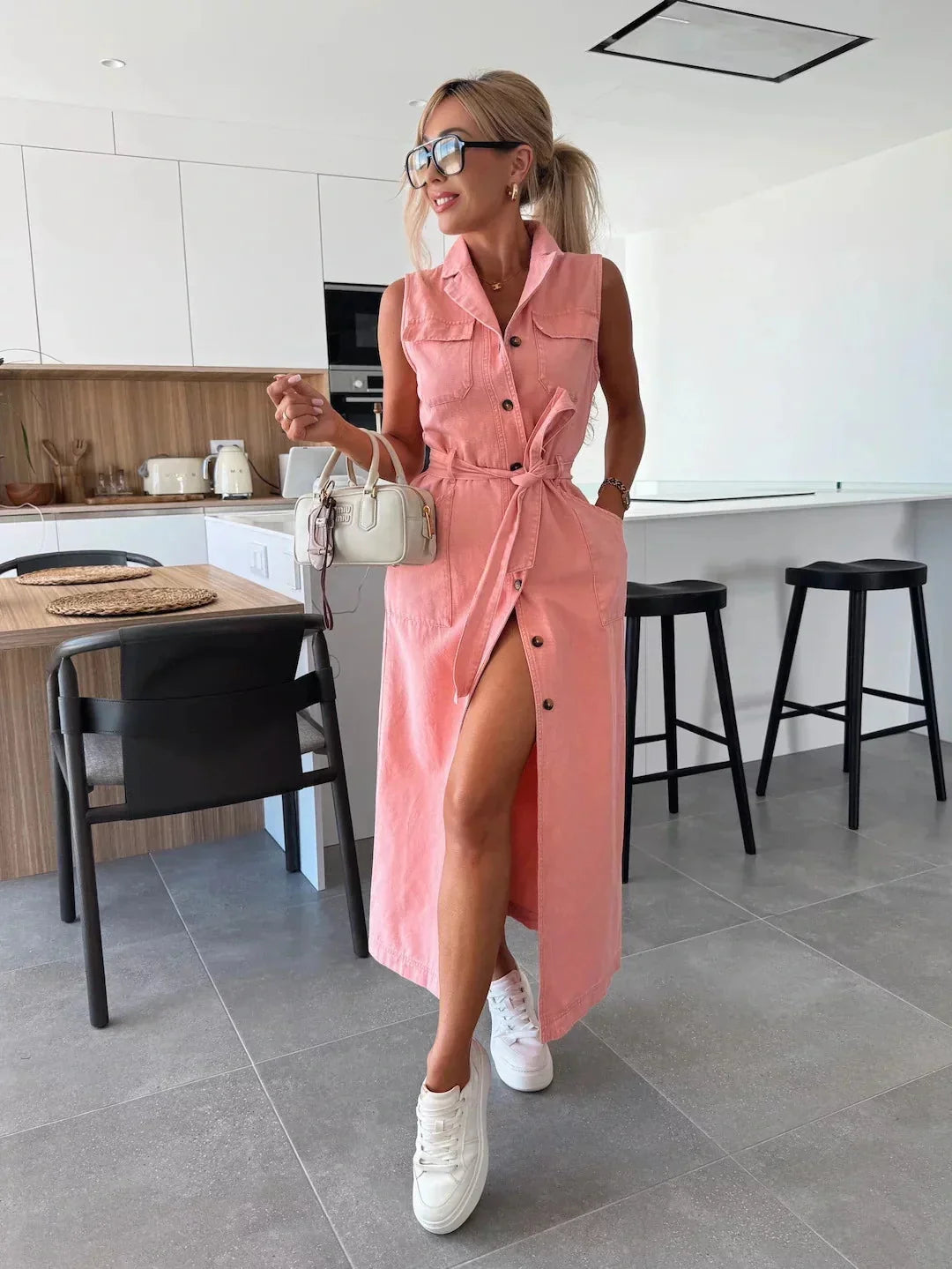 Leichtes Damen Sommer-Midikleid, ärmellos, mit Knopfleiste und Gürtel. Bequemes Freizeitkleid mit Schlitz.
