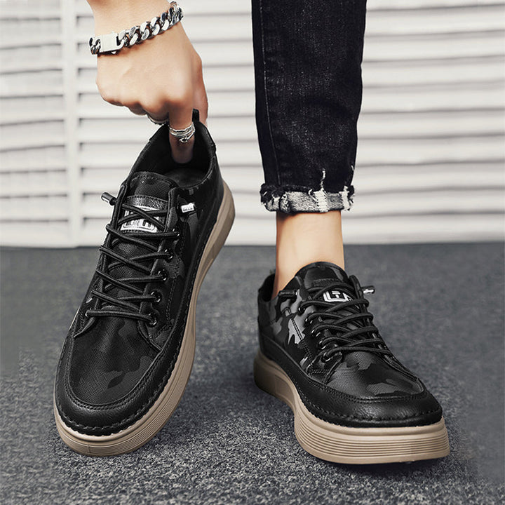 Seitliche Ansicht der schwarzen Herren Slip-On Sneaker mit bequemer, leichter Spritzguss-Sohle.