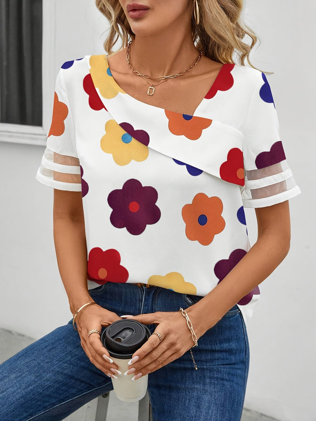 Vielseitige Damenbluse mit Blumenmuster, asymmetrischem Ausschnitt; perfekt für Frühling & Sommer.