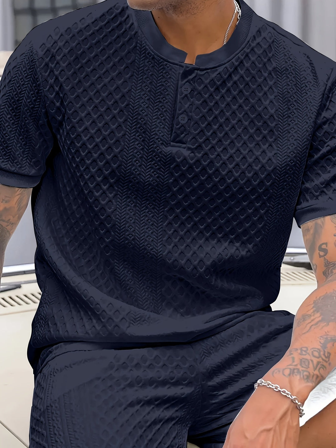 Modernes Herren Freizeit Set: Strukturiertes T-Shirt und kurze Hosen. Der perfekte, lässige Sommer-Look.