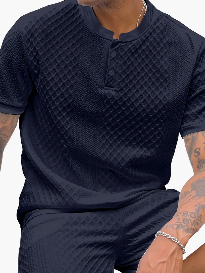 Perfektes Herren Sommer Set: Komfortables, strukturiertes Kurzarm-T-Shirt und Shorts für Freizeit & Urlaub.