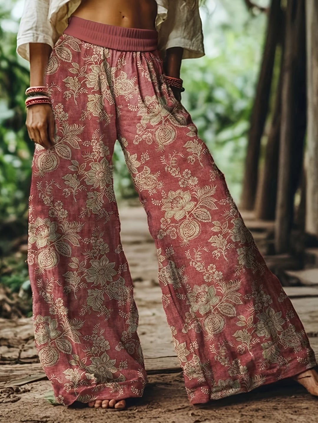 Burgunderrote Damen Boho Freizeithose mit Blumenmuster, weitem Bein, perfekt für Sommer & Urlaub.