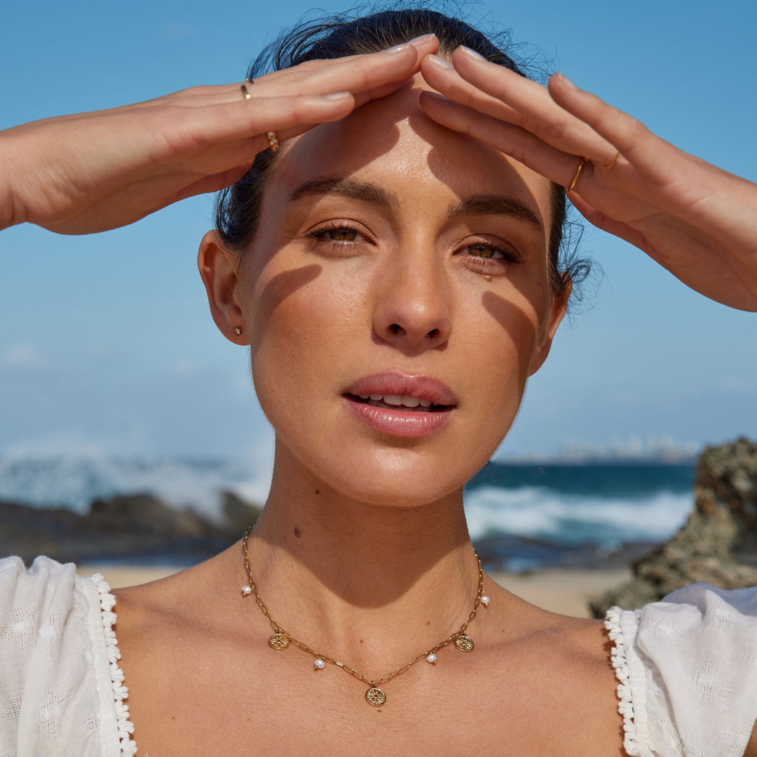 Wasserdichter Damen Choker aus Edelstahl mit Süßwasserperlen und goldenem Sonnen-Anhänger. Maritimer Schmuck.