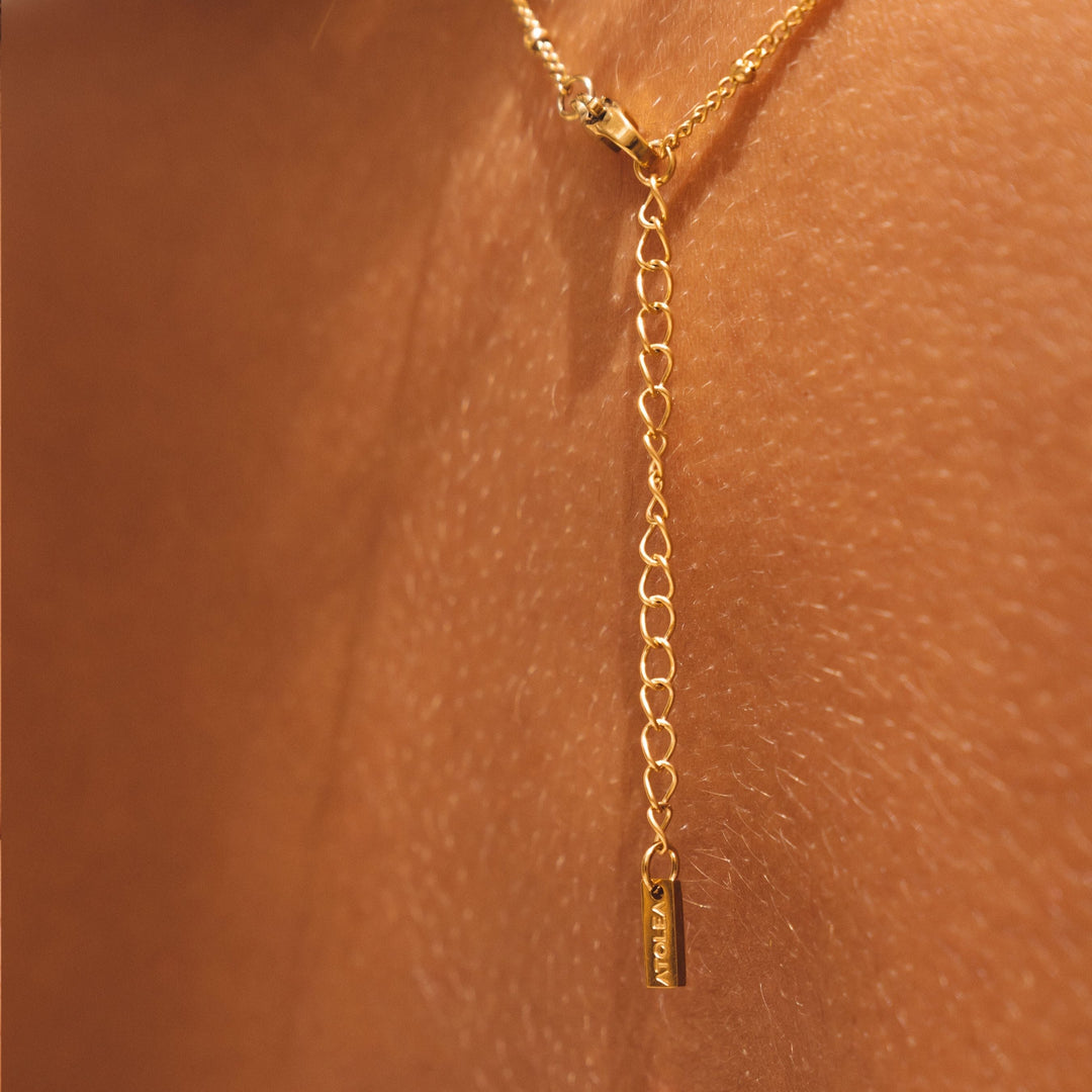Damen Halskette in Gold & Silber. Schmuck mit natürlichem Perlmutt und Keramikperle. Edelstahl, elegant.