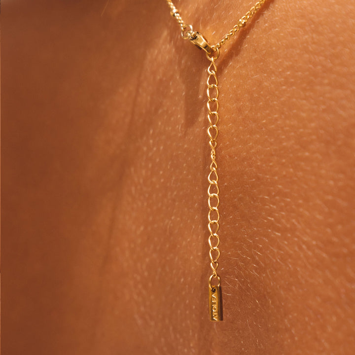 Damen Halskette in Gold & Silber. Schmuck mit natürlichem Perlmutt und Keramikperle. Edelstahl, elegant.