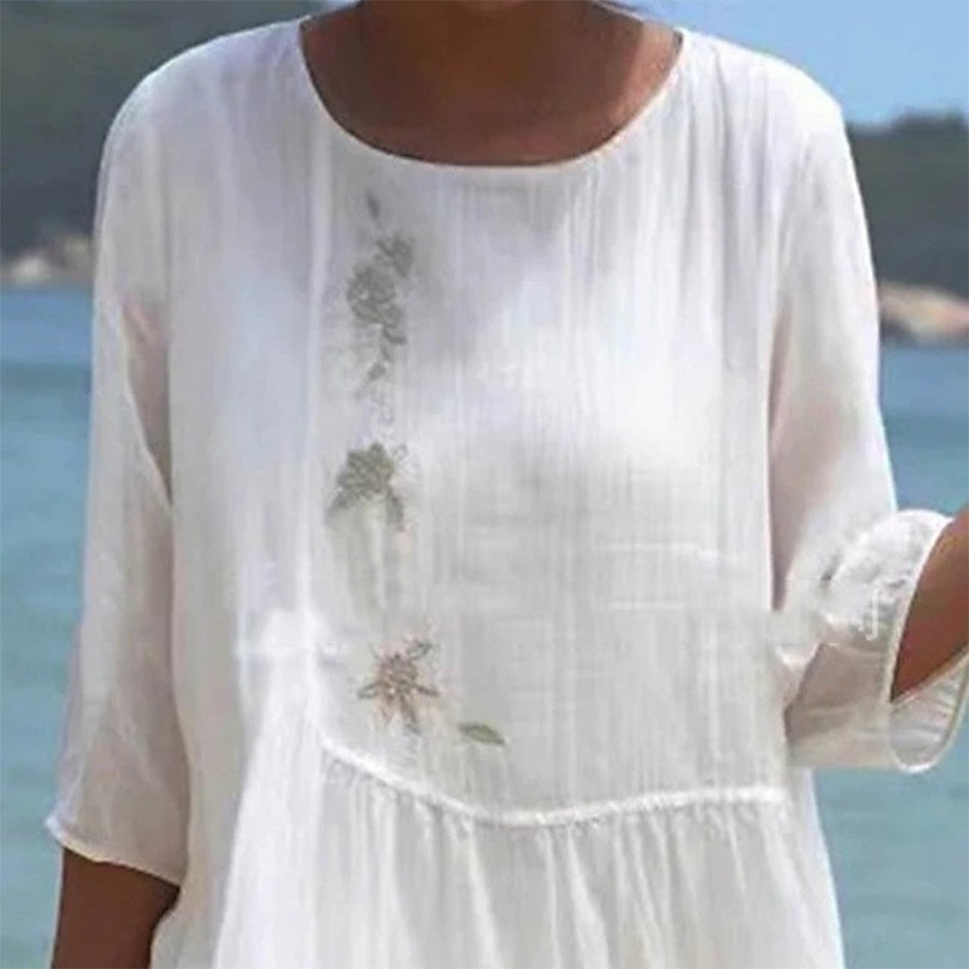 Luftiges weißes Damen Midikleid für den Sommer, ärmellos mit schmeichelhafter betonter Taille, perfekt für warme Tage.