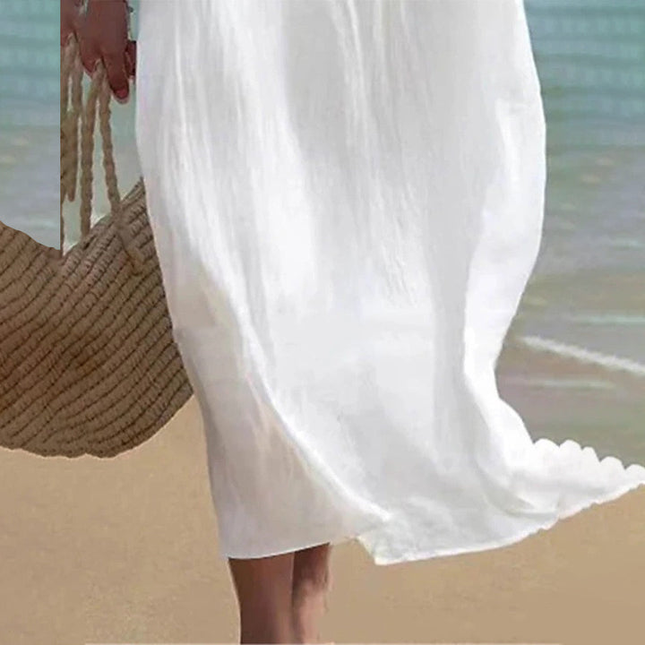 Modisches weißes Sommerkleid, Midilänge, ärmellos und elegant mit betonter Taille. Vielseitig für Party & Freizeit.