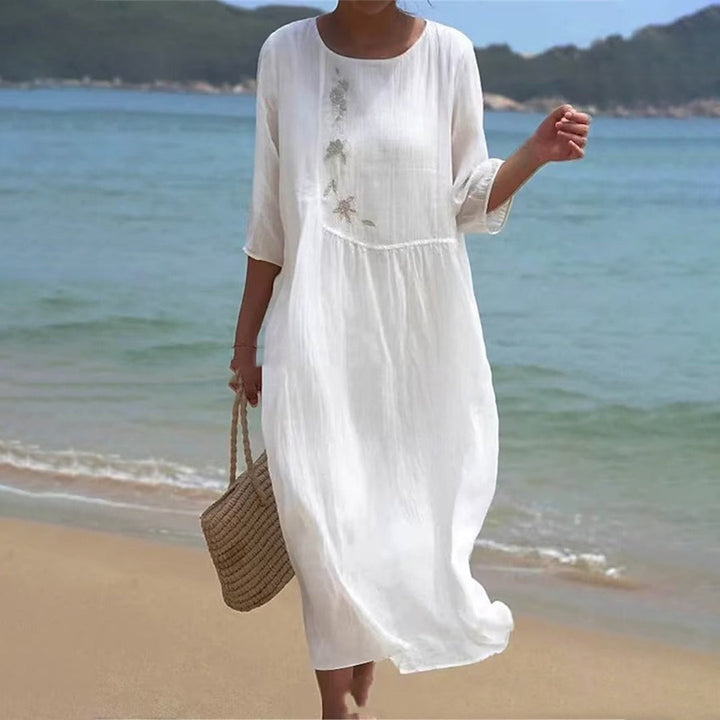 Elegantes weißes ärmelloses Damen Sommer Midikleid mit betonter Taille und fließendem Schnitt, ideal für Freizeit & Party.