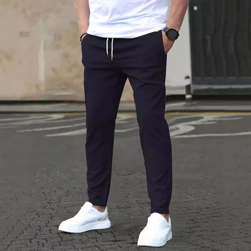 Moderne Herren Slim Fit Cropped Hose in Schwarz, ideal für Business Casual und Freizeit im Frühling/Sommer.